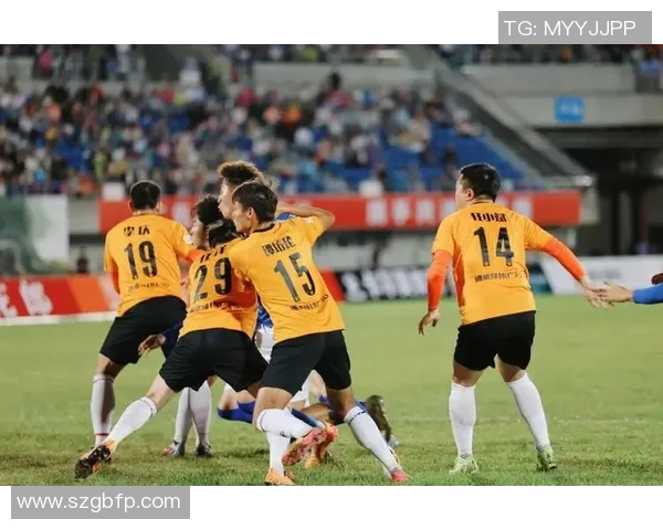 足球明星为队友送上新手机展现深厚友谊与团队精神 足球明星为队友送上新手机展现深厚友谊与团队精神