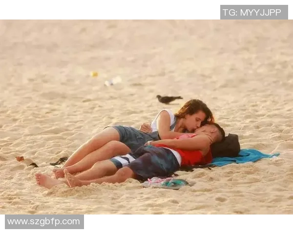 足球明星在赛场内外被亲吻的那些瞬间与背后的故事